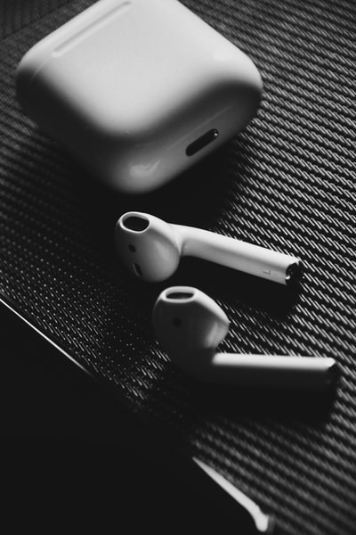 表面有充电盒的苹果AirPods